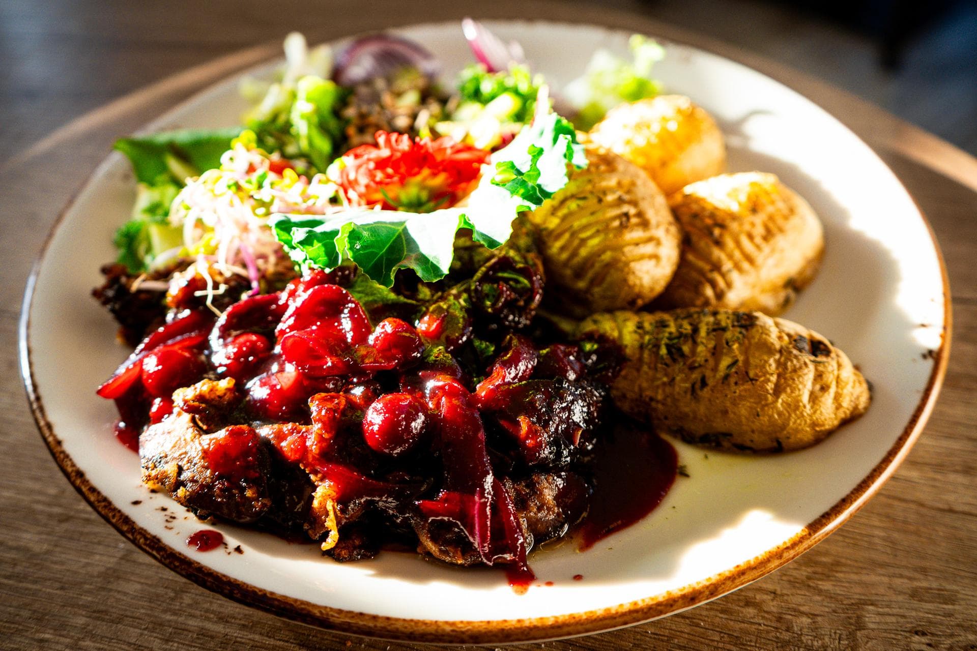 Danie z restauracji Hotelu Cykada – mięso z żurawiną i ziemniakami